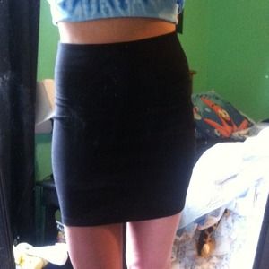 Stretchy black skirt
