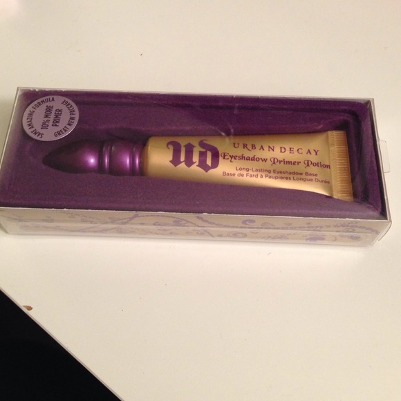 SOLD! Urban decay eye shadow primer in greed
