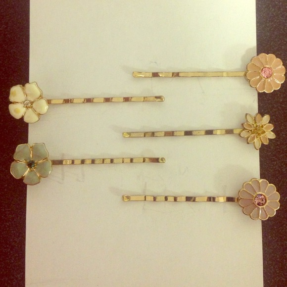FREE🌟 W/ PURCHASE Gold Flower Hair Pins