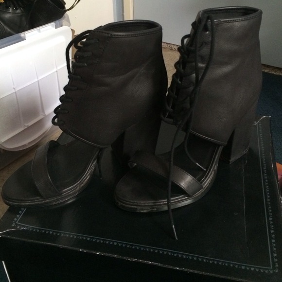 Deena & Ozzy Lace Up Heel - Picture 3 of 3