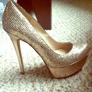 NEW never worn 5" inch gold pumps