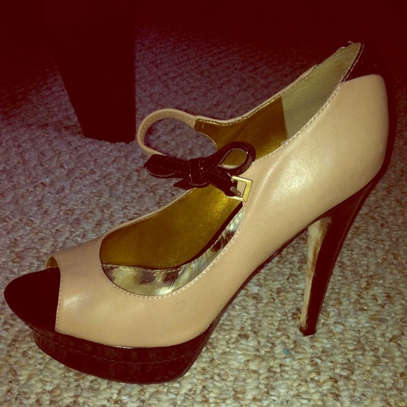 LIKE new Black and Tan Sam Edelman pumps!