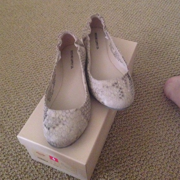 Never worn flats - Picture 2 of 3