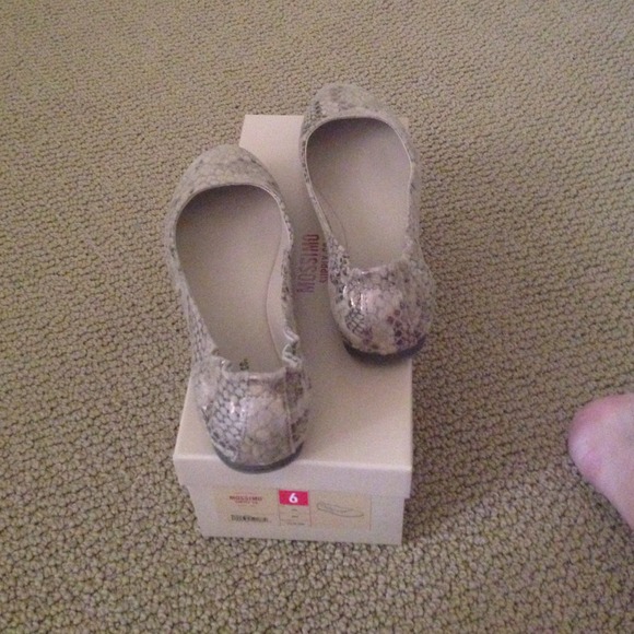 Never worn flats - Picture 3 of 3