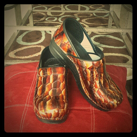 NWOT brown Dansko clogs