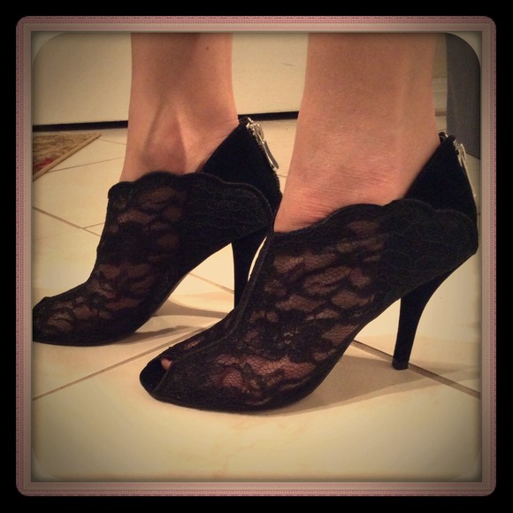 💋💋LACE PEEP-TOE HEELS💋 - Picture 1 of 3