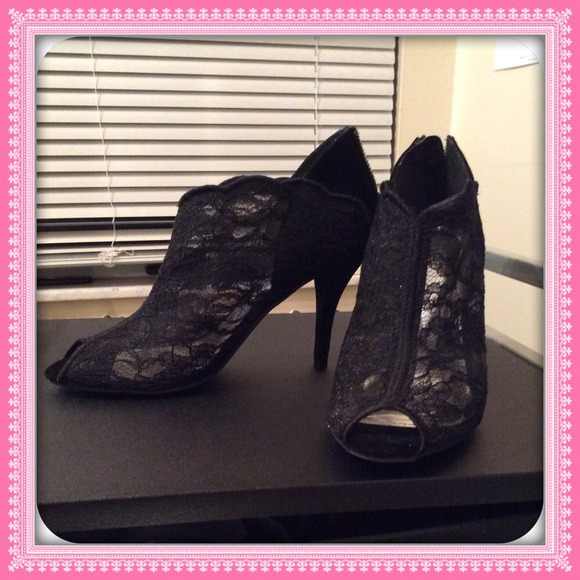 💋💋LACE PEEP-TOE HEELS💋 - Picture 2 of 3
