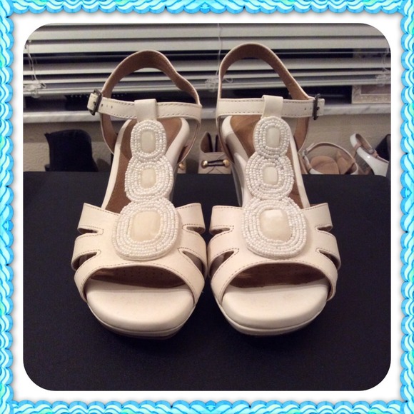 💋🎈🎈Pearl colored and beaded shoes.🎈🎈