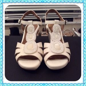💋🎈🎈Pearl colored and beaded shoes.🎈🎈