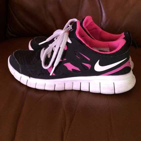 Hold Pink and black nikes they are youth size