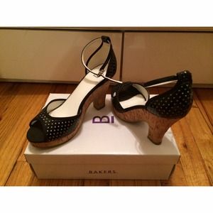 💃BLACK AND WHITE WEDGES!