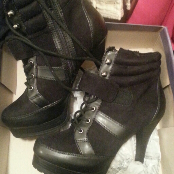 Jennifer Lopez
 Shoes - HOLD Amazing J Lo boots