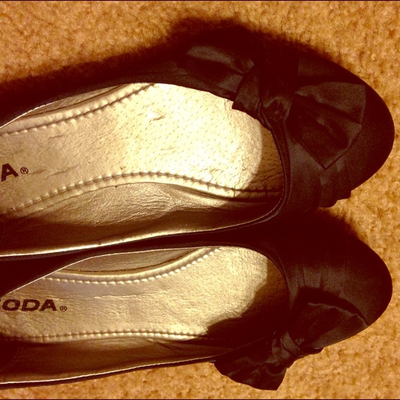 Black bow flats