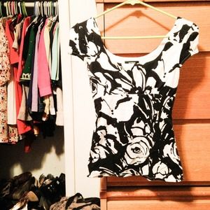 ✂️price cut✂️Beautiful floral top.