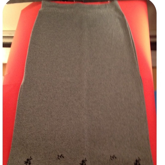 Moa Moa skirt Grey with black raised flowers