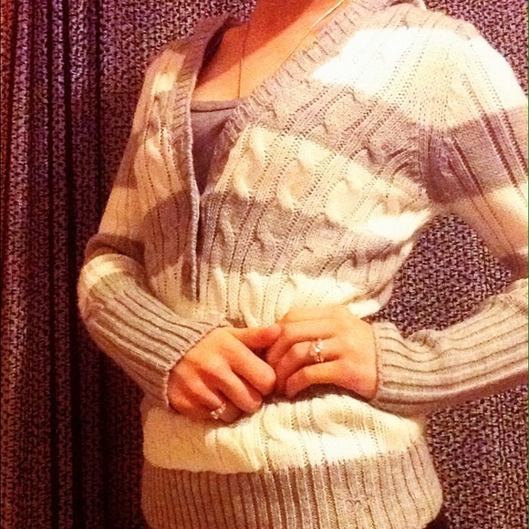 🎉REDUCED💖Adorable gray and white sparkly sweater - Picture 1 of 4