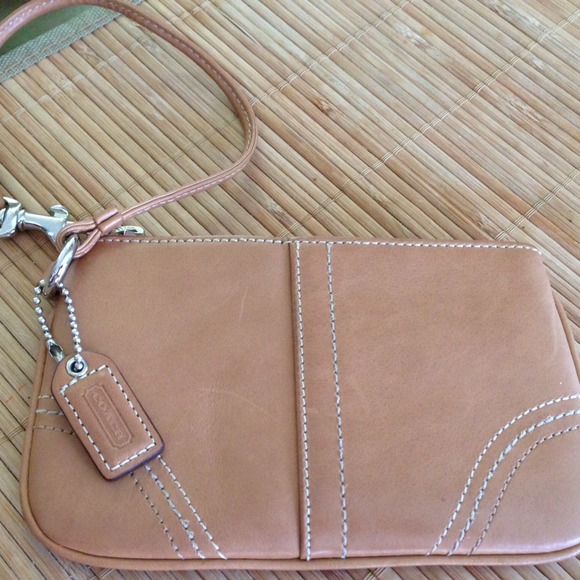 💯% AUTHENTIC COACH TAN LEATHER WRISTLET‼️