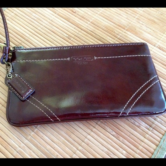 💯% AUTHENTIC COACH WRISTLET IN DARK BROWN‼️