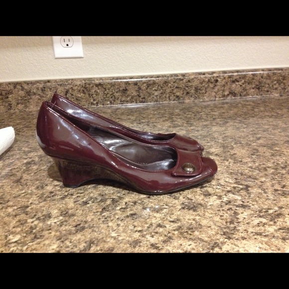 NWOT Wine patent leather Wedges