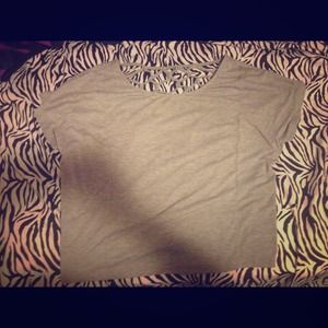 Grey top! Size; M/L ($7 if bundled)