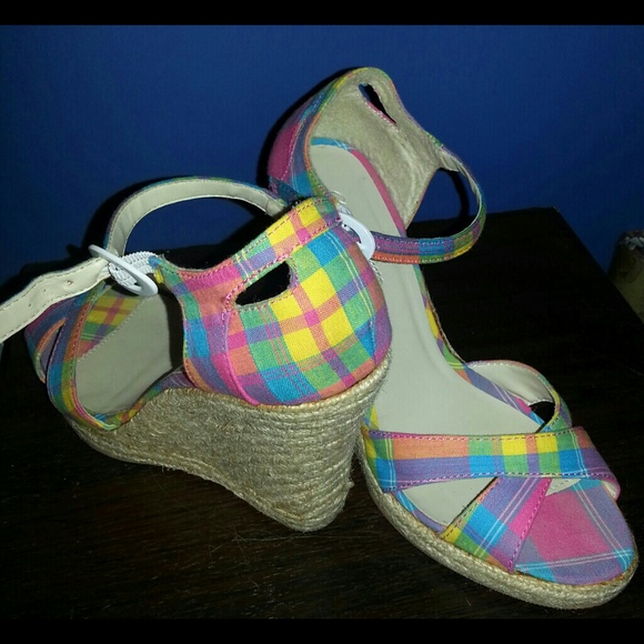 Wedge heel shoes