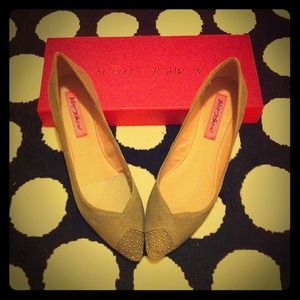 Betsey Johnson taupe sued size 7.5 (fit 7)