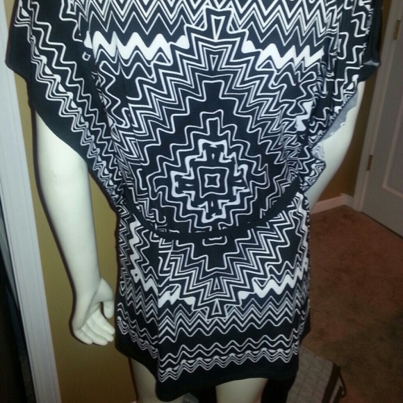 Hankerchief like Blouse size Large - Picture 2 of 4