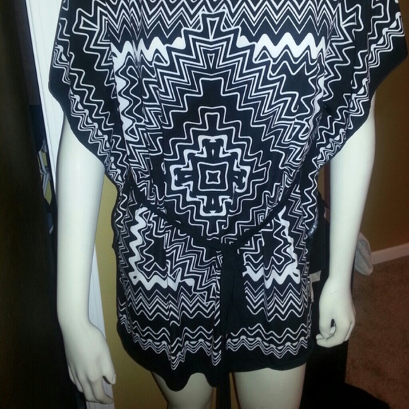 Hankerchief like Blouse size Large - Picture 4 of 4