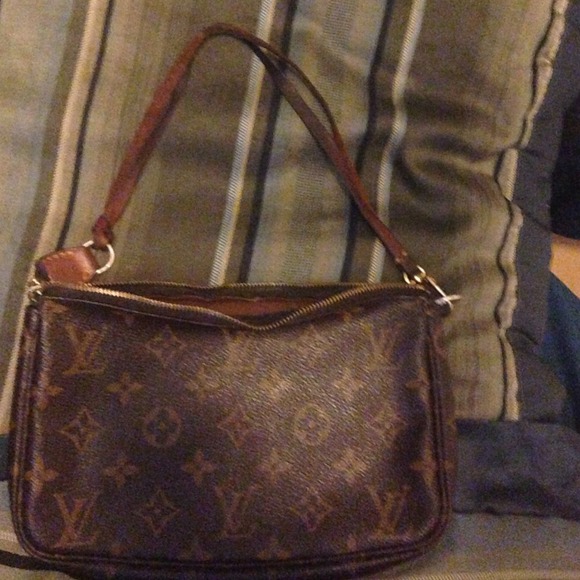 Louis Vuitton pouchette