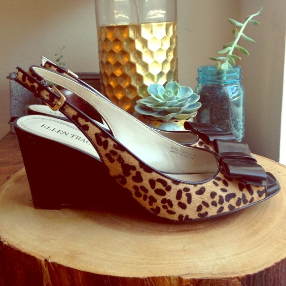 Animal print/fur and black sandals