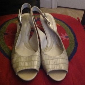 SOLD - Natulizer sling back cream patent heels