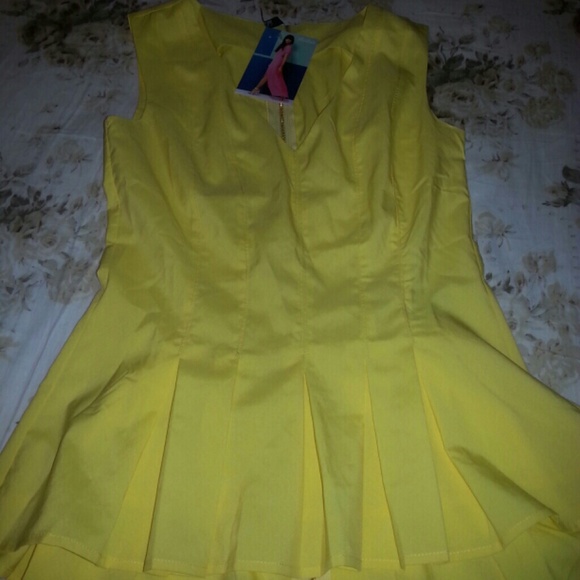 Sleeveless yellow top