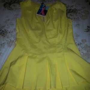 Sleeveless yellow top