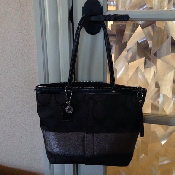 Coach handbag like new black