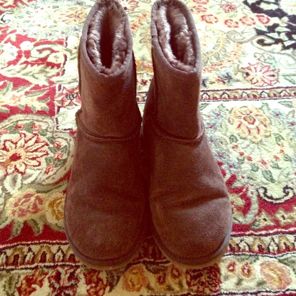 Gently used UGGS