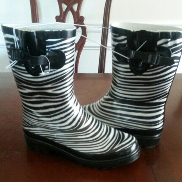 Rain boots size 4