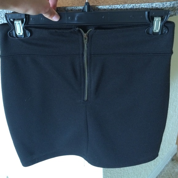 Black skirt with zipper in back 👗 - Picture 2 of 3