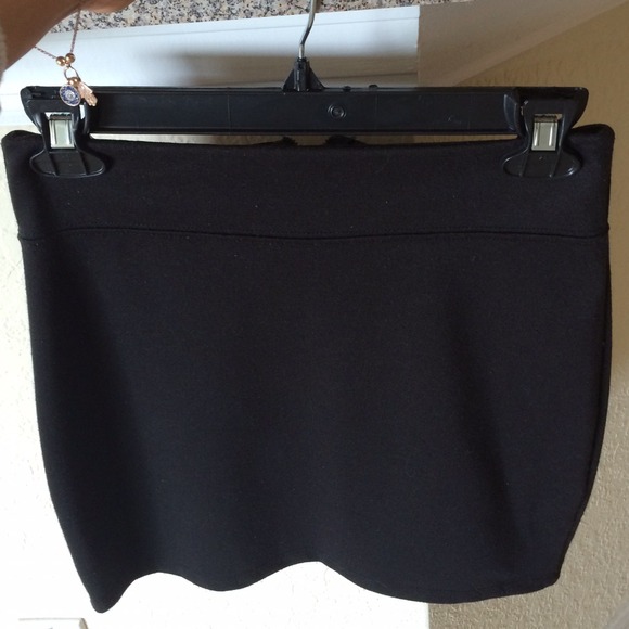 Black skirt with zipper in back 👗 - Picture 3 of 3