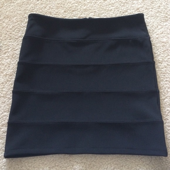 LF black dressy skirt (new without tags) 👗 - Picture 1 of 2