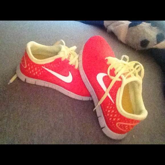 Nike Free 4.0 V2    🚨HOLD FOR @toriilaurannexo 🚨
