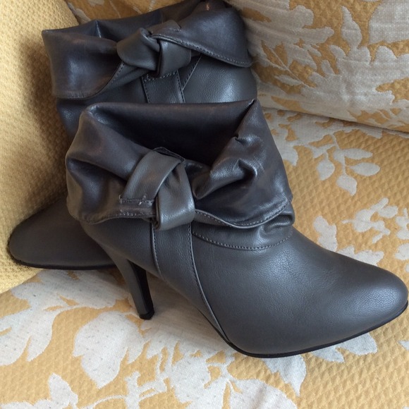 Grey ankle heel boots booties 7