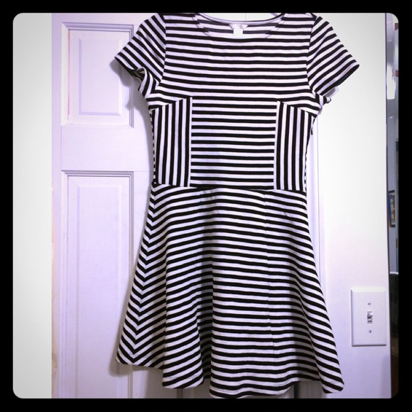 Forever 21 striped black white dress skater sz s