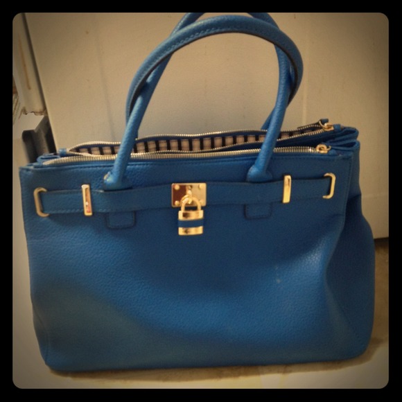 Make me an offer I want this bag gone tonight!! 💙