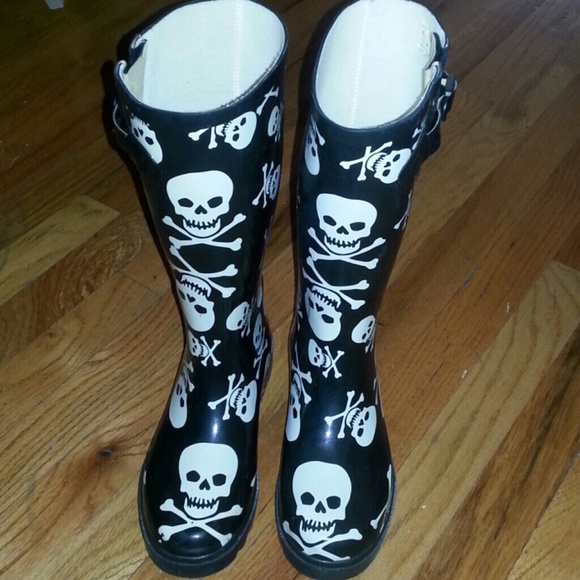 Skulls & Crossbones Rainboots Black & Cream