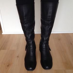 Black motorcycle boots