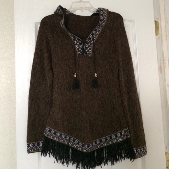 Alpaca hair long sleeve sweater with hood.