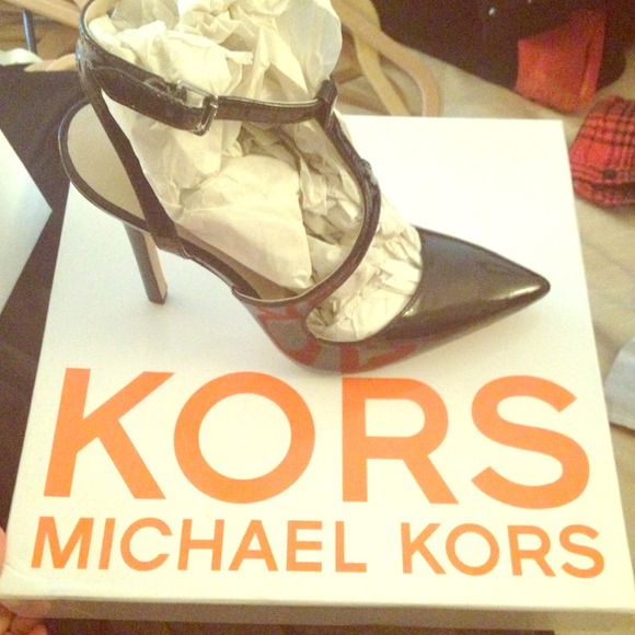 KORS PUMPS! Black patent! NEVER WORN!