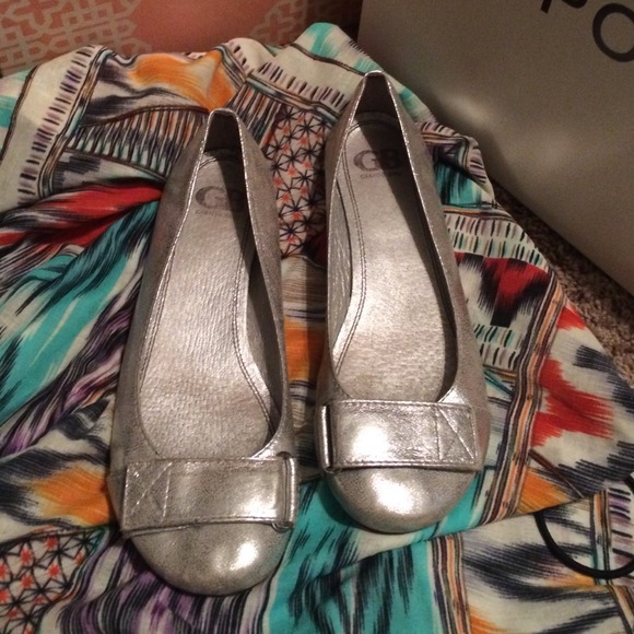 silver flats ,adjustable strap at toe. very comfy - Picture 1 of 1