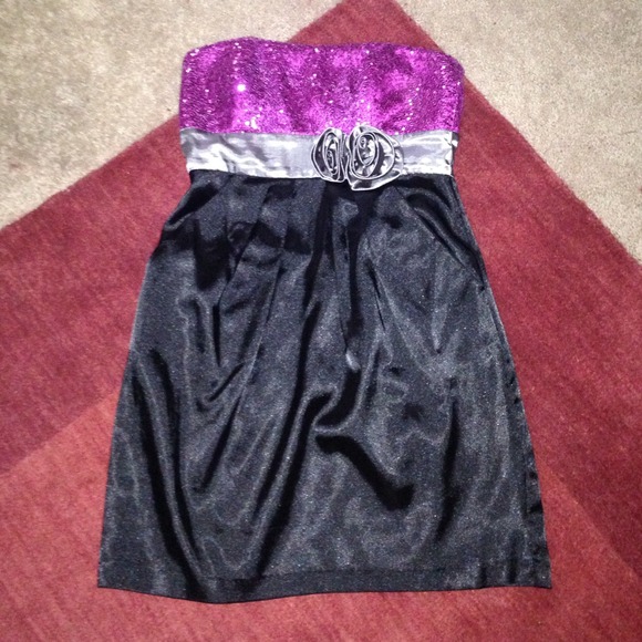 Too small - Picture 1 of 3