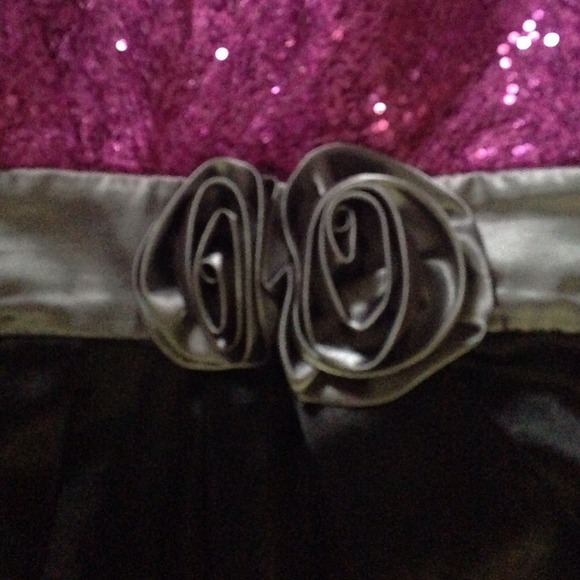 Too small - Picture 2 of 3